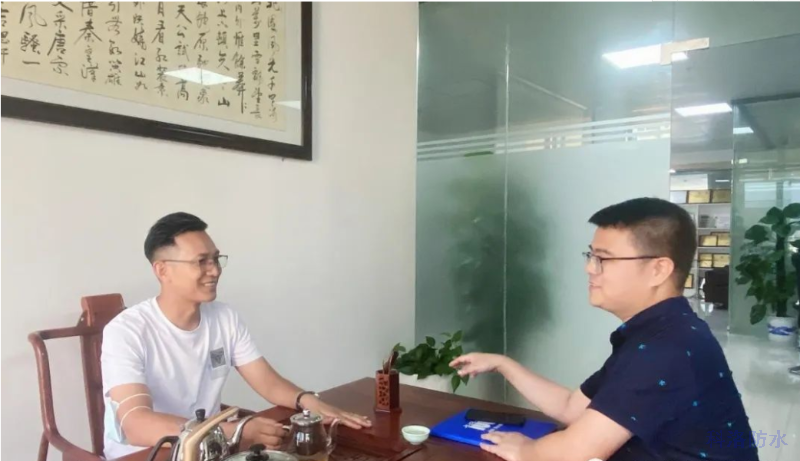 △圍繞防水行業痛難點正在交談 楊飛（左）黃太陽（右）
